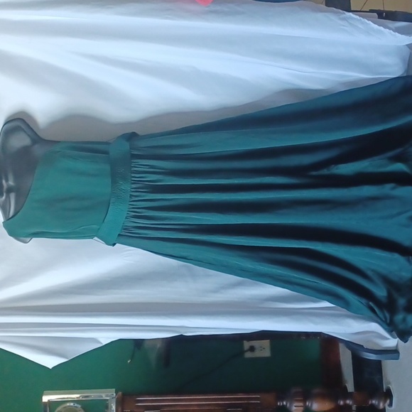 Vera Wang White Emerald Green Maxi Gown, one shoulder,  belted, front slit - Picture 2 of 12